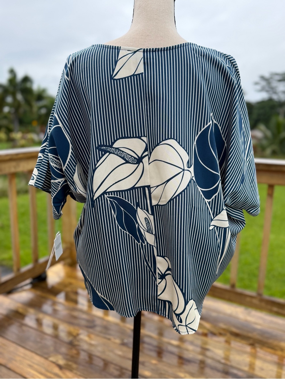 Kamea. Auni top anthurium Blue pinstriped top. Brand new. Never used. Size Med - Picture 4 of 7